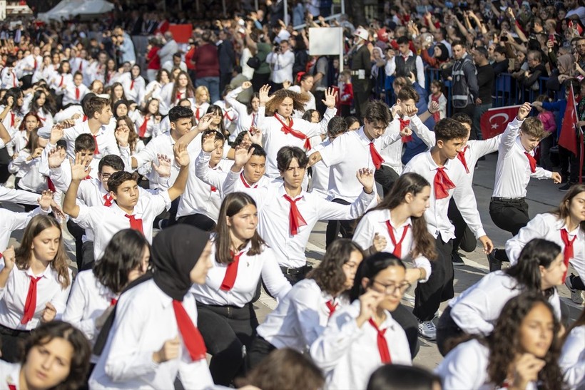 Türkiye iliklerine kadar Cumhuriyet'i kutluyor! Nereye baksan kırmızı-beyaz! 🤍❤️Meydanlarda 7'den 70'e 100. yıl coşkusu - Resim: 342
