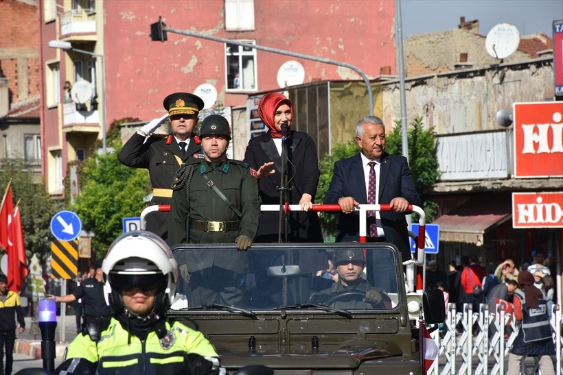 Türkiye iliklerine kadar Cumhuriyet'i kutluyor! Nereye baksan kırmızı-beyaz! 🤍❤️Meydanlarda 7'den 70'e 100. yıl coşkusu - Resim: 402