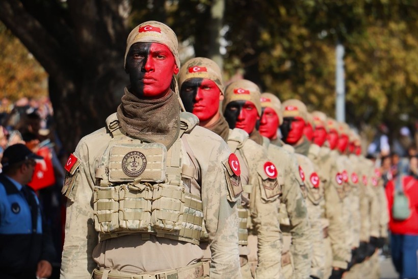 Türkiye iliklerine kadar Cumhuriyet'i kutluyor! Nereye baksan kırmızı-beyaz! 🤍❤️Meydanlarda 7'den 70'e 100. yıl coşkusu - Resim: 410