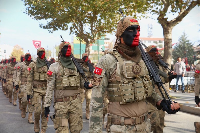Türkiye iliklerine kadar Cumhuriyet'i kutluyor! Nereye baksan kırmızı-beyaz! 🤍❤️Meydanlarda 7'den 70'e 100. yıl coşkusu - Resim: 411