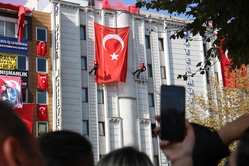 Türkiye iliklerine kadar Cumhuriyet'i kutluyor! Nereye baksan kırmızı-beyaz! 🤍❤️Meydanlarda 7'den 70'e 100. yıl coşkusu - Resim: 413