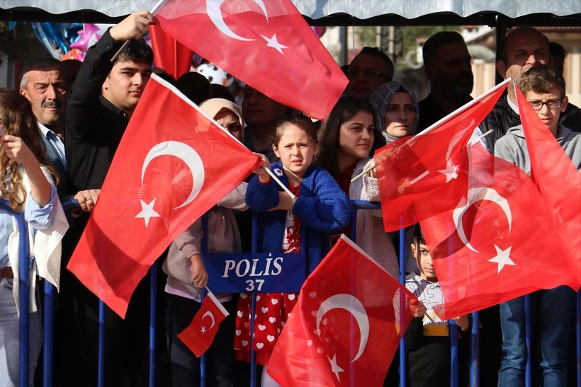 Türkiye iliklerine kadar Cumhuriyet'i kutluyor! Nereye baksan kırmızı-beyaz! 🤍❤️Meydanlarda 7'den 70'e 100. yıl coşkusu - Resim: 414