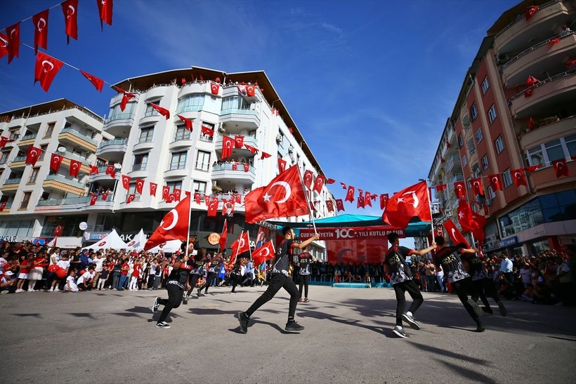 Türkiye iliklerine kadar Cumhuriyet'i kutluyor! Nereye baksan kırmızı-beyaz! 🤍❤️Meydanlarda 7'den 70'e 100. yıl coşkusu - Resim: 415