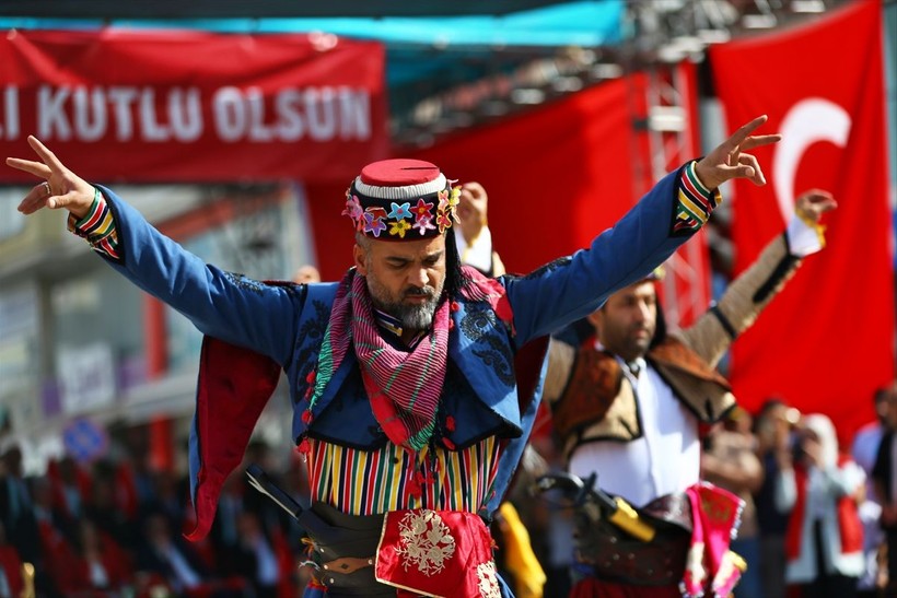 Türkiye iliklerine kadar Cumhuriyet'i kutluyor! Nereye baksan kırmızı-beyaz! 🤍❤️Meydanlarda 7'den 70'e 100. yıl coşkusu - Resim: 416