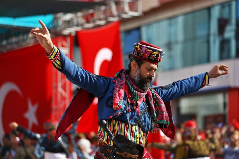 Türkiye iliklerine kadar Cumhuriyet'i kutluyor! Nereye baksan kırmızı-beyaz! 🤍❤️Meydanlarda 7'den 70'e 100. yıl coşkusu - Resim: 418