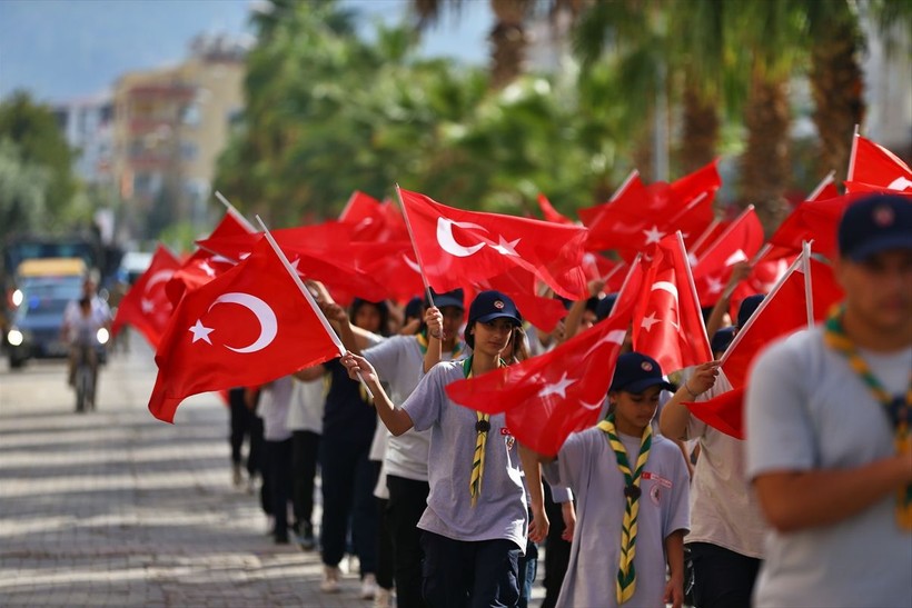 Türkiye iliklerine kadar Cumhuriyet'i kutluyor! Nereye baksan kırmızı-beyaz! 🤍❤️Meydanlarda 7'den 70'e 100. yıl coşkusu - Resim: 420