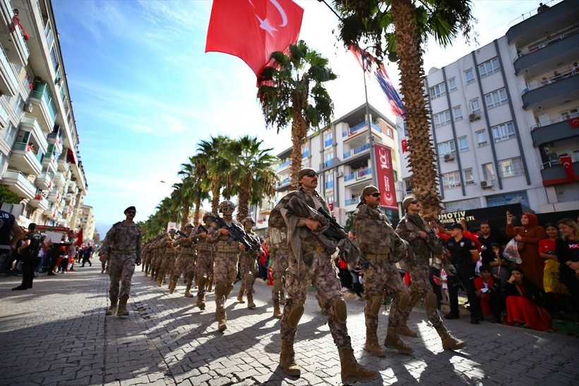 Türkiye iliklerine kadar Cumhuriyet'i kutluyor! Nereye baksan kırmızı-beyaz! 🤍❤️Meydanlarda 7'den 70'e 100. yıl coşkusu - Resim: 421