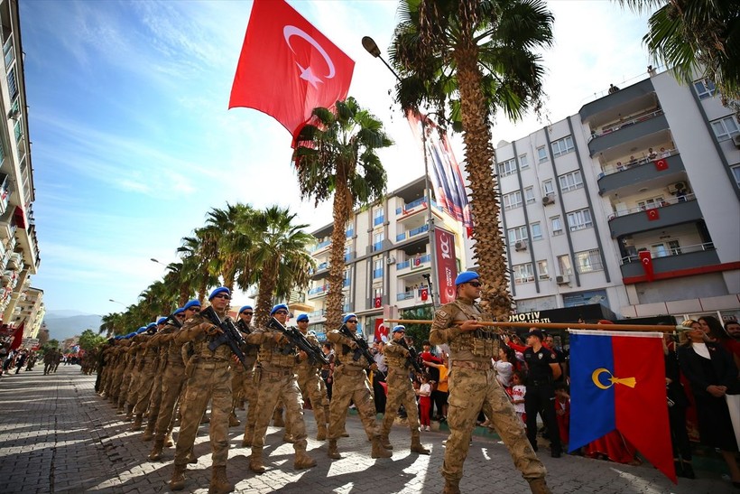 Türkiye iliklerine kadar Cumhuriyet'i kutluyor! Nereye baksan kırmızı-beyaz! 🤍❤️Meydanlarda 7'den 70'e 100. yıl coşkusu - Resim: 422