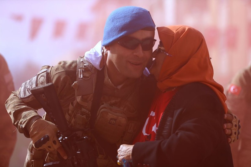 Türkiye iliklerine kadar Cumhuriyet'i kutluyor! Nereye baksan kırmızı-beyaz! 🤍❤️Meydanlarda 7'den 70'e 100. yıl coşkusu - Resim: 424