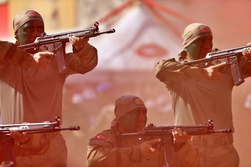Türkiye iliklerine kadar Cumhuriyet'i kutluyor! Nereye baksan kırmızı-beyaz! 🤍❤️Meydanlarda 7'den 70'e 100. yıl coşkusu - Resim: 425