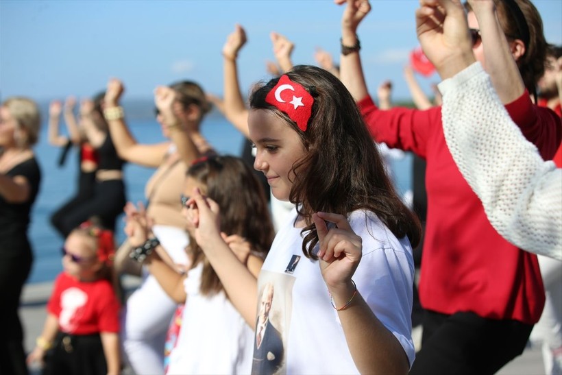 Türkiye iliklerine kadar Cumhuriyet'i kutluyor! Nereye baksan kırmızı-beyaz! 🤍❤️Meydanlarda 7'den 70'e 100. yıl coşkusu - Resim: 436