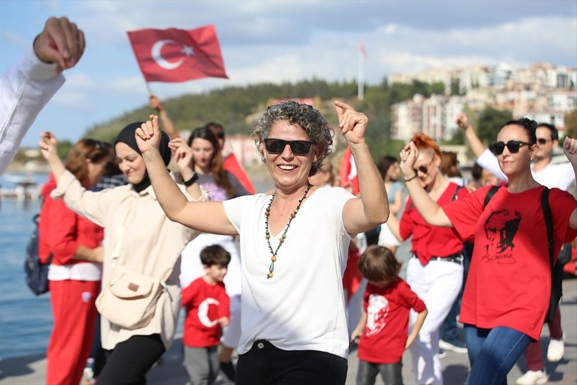 Türkiye iliklerine kadar Cumhuriyet'i kutluyor! Nereye baksan kırmızı-beyaz! 🤍❤️Meydanlarda 7'den 70'e 100. yıl coşkusu - Resim: 437