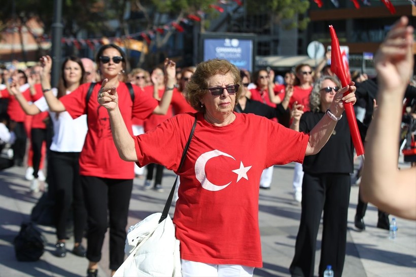 Türkiye iliklerine kadar Cumhuriyet'i kutluyor! Nereye baksan kırmızı-beyaz! 🤍❤️Meydanlarda 7'den 70'e 100. yıl coşkusu - Resim: 438