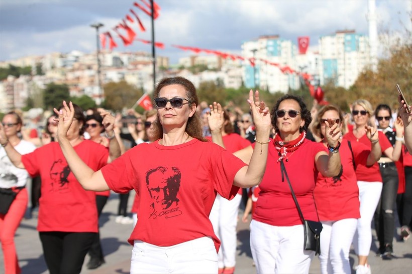 Türkiye iliklerine kadar Cumhuriyet'i kutluyor! Nereye baksan kırmızı-beyaz! 🤍❤️Meydanlarda 7'den 70'e 100. yıl coşkusu - Resim: 439