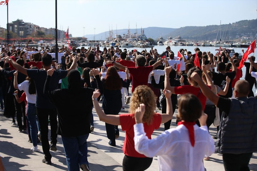Türkiye iliklerine kadar Cumhuriyet'i kutluyor! Nereye baksan kırmızı-beyaz! 🤍❤️Meydanlarda 7'den 70'e 100. yıl coşkusu - Resim: 441