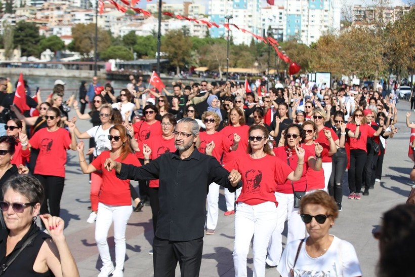 Türkiye iliklerine kadar Cumhuriyet'i kutluyor! Nereye baksan kırmızı-beyaz! 🤍❤️Meydanlarda 7'den 70'e 100. yıl coşkusu - Resim: 442