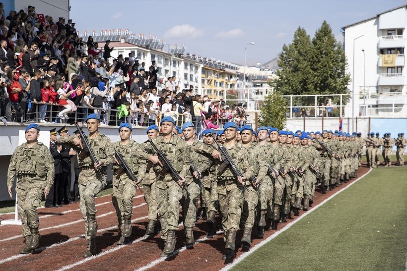 Türkiye iliklerine kadar Cumhuriyet'i kutluyor! Nereye baksan kırmızı-beyaz! 🤍❤️Meydanlarda 7'den 70'e 100. yıl coşkusu - Resim: 444
