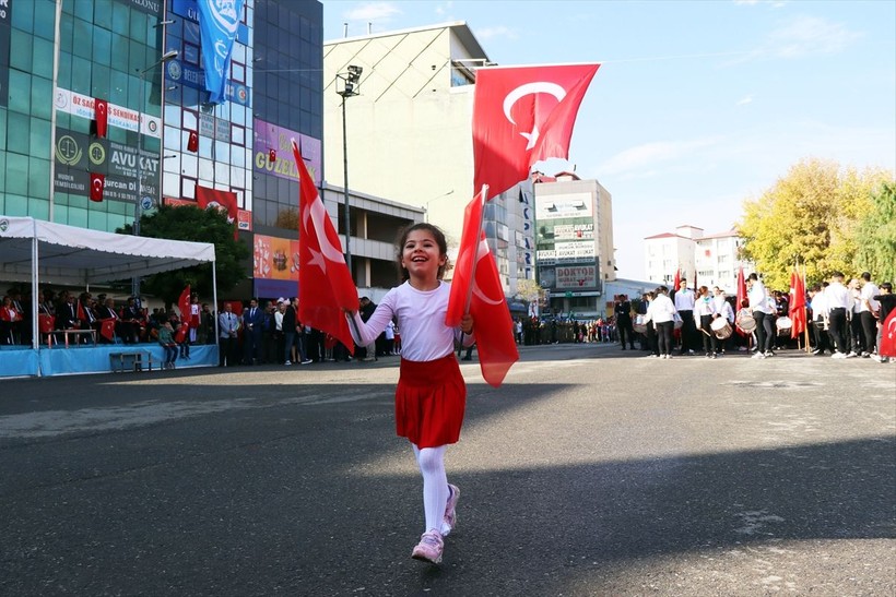 Türkiye iliklerine kadar Cumhuriyet'i kutluyor! Nereye baksan kırmızı-beyaz! 🤍❤️Meydanlarda 7'den 70'e 100. yıl coşkusu - Resim: 454