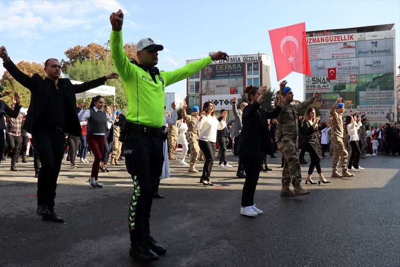 Türkiye iliklerine kadar Cumhuriyet'i kutluyor! Nereye baksan kırmızı-beyaz! 🤍❤️Meydanlarda 7'den 70'e 100. yıl coşkusu - Resim: 455