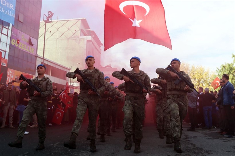 Türkiye iliklerine kadar Cumhuriyet'i kutluyor! Nereye baksan kırmızı-beyaz! 🤍❤️Meydanlarda 7'den 70'e 100. yıl coşkusu - Resim: 456
