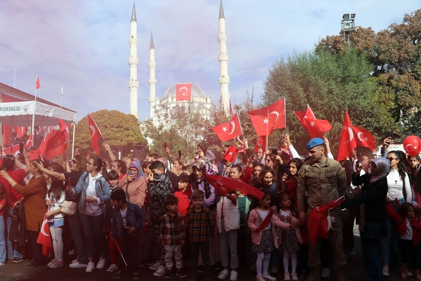 Türkiye iliklerine kadar Cumhuriyet'i kutluyor! Nereye baksan kırmızı-beyaz! 🤍❤️Meydanlarda 7'den 70'e 100. yıl coşkusu - Resim: 457