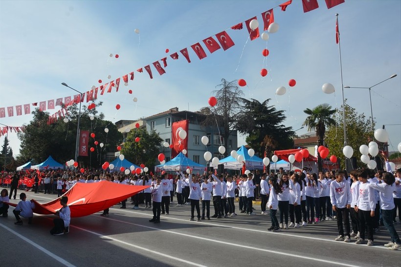 Türkiye iliklerine kadar Cumhuriyet'i kutluyor! Nereye baksan kırmızı-beyaz! 🤍❤️Meydanlarda 7'den 70'e 100. yıl coşkusu - Resim: 473