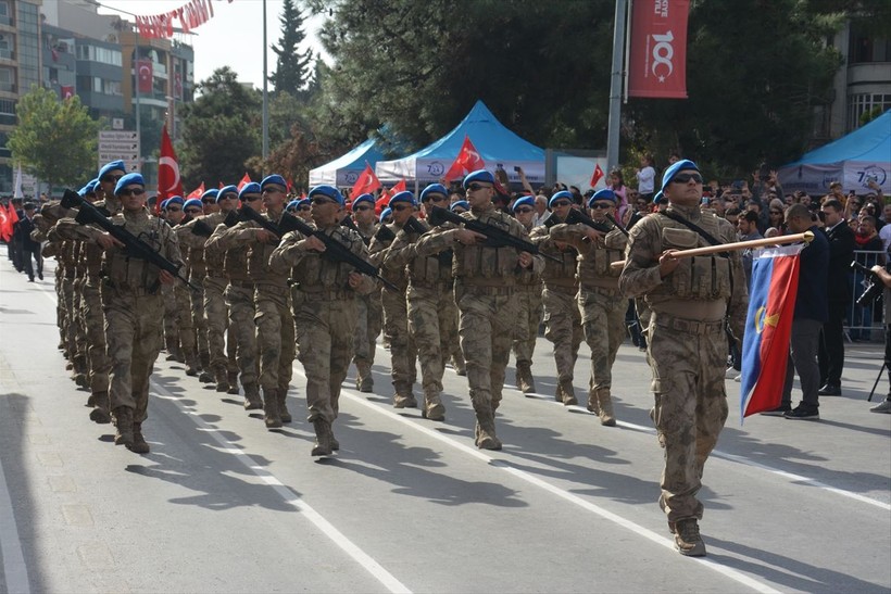 Türkiye iliklerine kadar Cumhuriyet'i kutluyor! Nereye baksan kırmızı-beyaz! 🤍❤️Meydanlarda 7'den 70'e 100. yıl coşkusu - Resim: 475