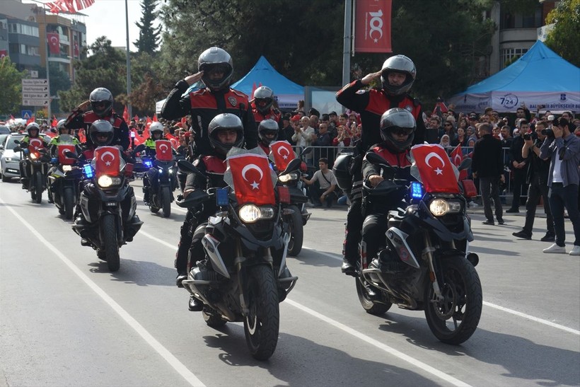 Türkiye iliklerine kadar Cumhuriyet'i kutluyor! Nereye baksan kırmızı-beyaz! 🤍❤️Meydanlarda 7'den 70'e 100. yıl coşkusu - Resim: 476