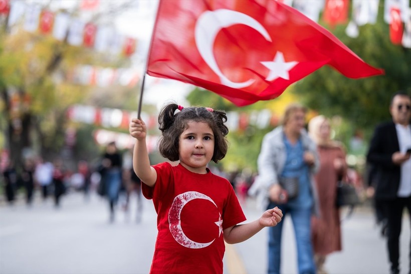 Türkiye iliklerine kadar Cumhuriyet'i kutluyor! Nereye baksan kırmızı-beyaz! 🤍❤️Meydanlarda 7'den 70'e 100. yıl coşkusu - Resim: 487