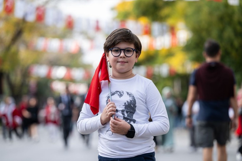 Türkiye iliklerine kadar Cumhuriyet'i kutluyor! Nereye baksan kırmızı-beyaz! 🤍❤️Meydanlarda 7'den 70'e 100. yıl coşkusu - Resim: 488