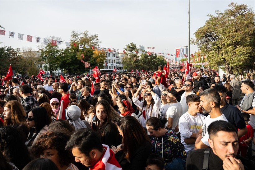 Türkiye iliklerine kadar Cumhuriyet'i kutluyor! Nereye baksan kırmızı-beyaz! 🤍❤️Meydanlarda 7'den 70'e 100. yıl coşkusu - Resim: 491