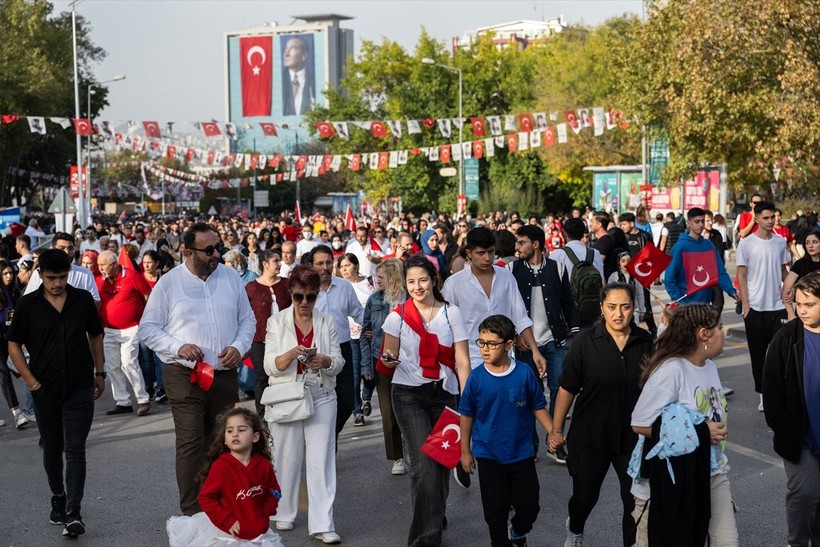 Türkiye iliklerine kadar Cumhuriyet'i kutluyor! Nereye baksan kırmızı-beyaz! 🤍❤️Meydanlarda 7'den 70'e 100. yıl coşkusu - Resim: 493
