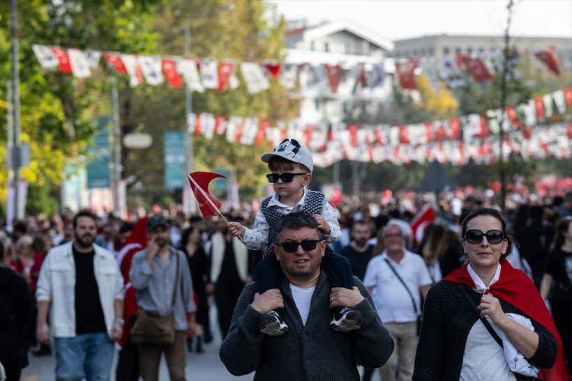 Türkiye iliklerine kadar Cumhuriyet'i kutluyor! Nereye baksan kırmızı-beyaz! 🤍❤️Meydanlarda 7'den 70'e 100. yıl coşkusu - Resim: 495