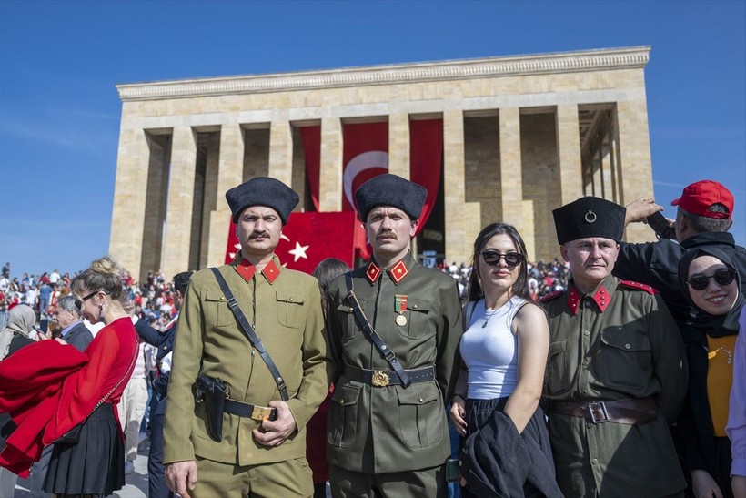 100. Yıl Kutlamaları nedeniyle Anıtkabir'de dün ziyaretçi rekoru kırıldı - Resim: 1
