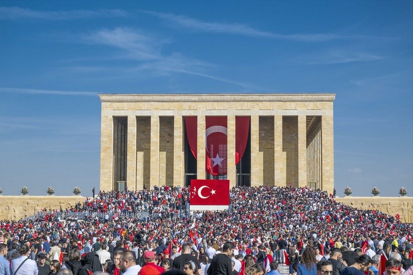 100. Yıl Kutlamaları nedeniyle Anıtkabir'de dün ziyaretçi rekoru kırıldı - Resim: 12