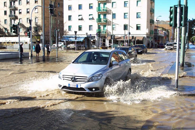 İtalya'da aşırı yağışlar Milano'da su baskınlarına neden oldu - Resim: 13