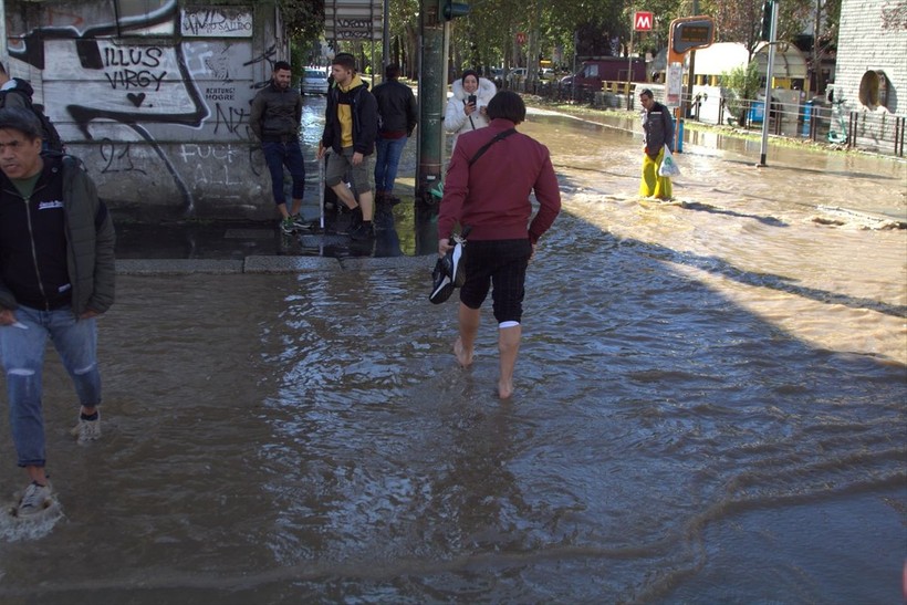 İtalya'da aşırı yağışlar Milano'da su baskınlarına neden oldu - Resim: 12