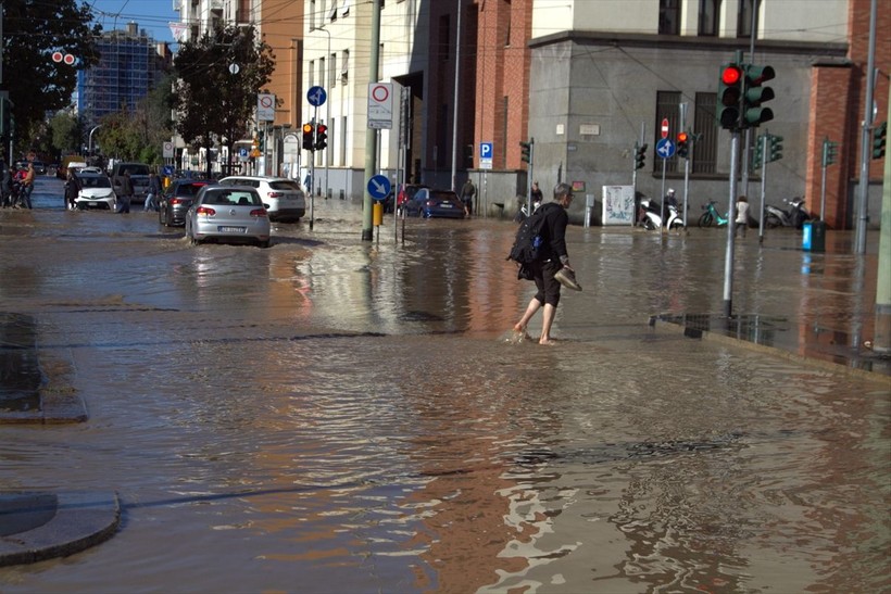 İtalya'da aşırı yağışlar Milano'da su baskınlarına neden oldu - Resim: 11