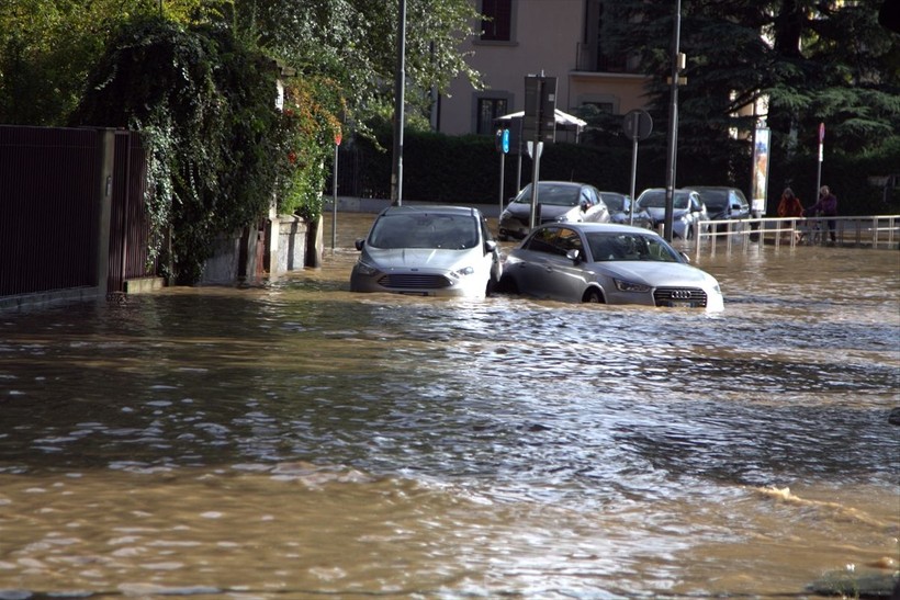 İtalya'da aşırı yağışlar Milano'da su baskınlarına neden oldu - Resim: 9