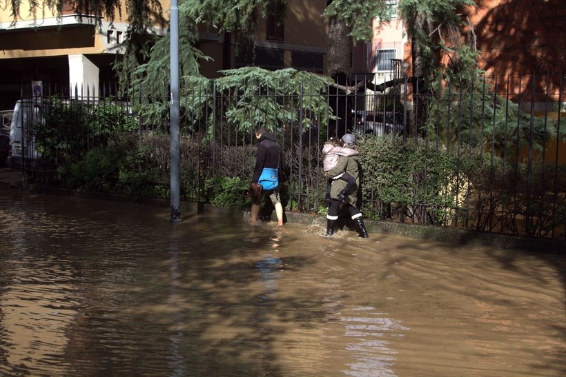 İtalya'da aşırı yağışlar Milano'da su baskınlarına neden oldu - Resim: 8