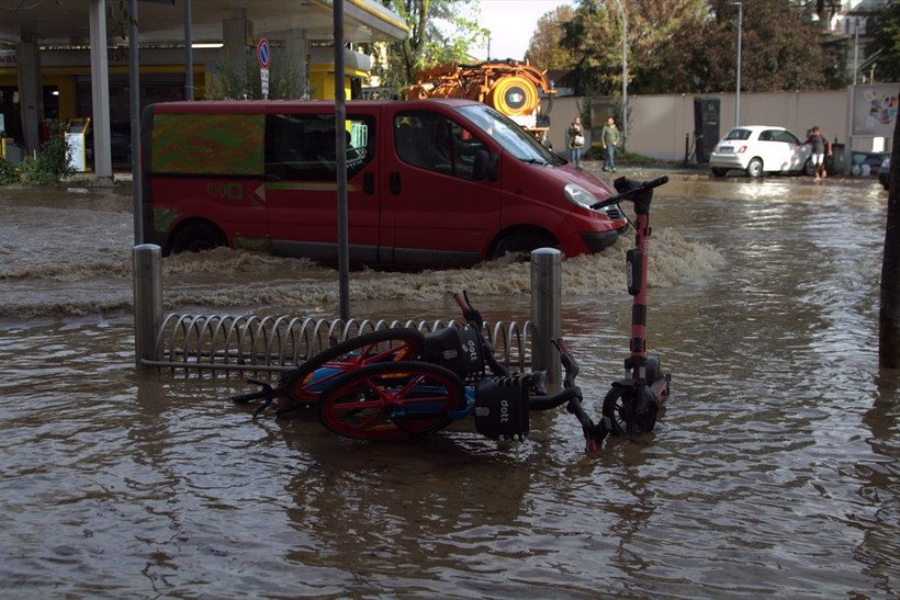 İtalya'da aşırı yağışlar Milano'da su baskınlarına neden oldu - Resim: 7