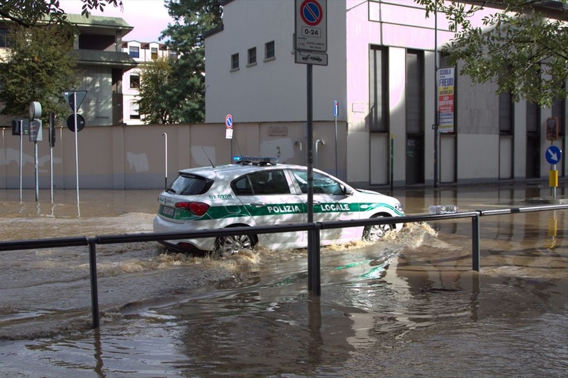 İtalya'da aşırı yağışlar Milano'da su baskınlarına neden oldu - Resim: 6