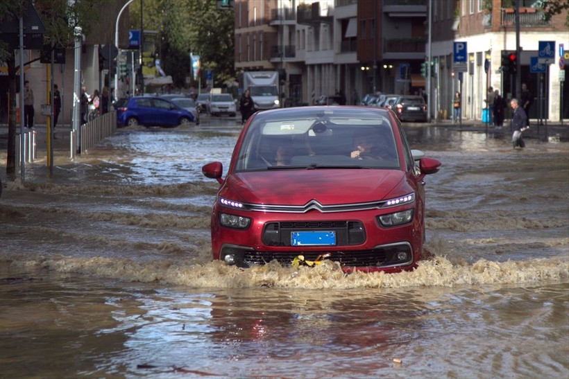 İtalya'da aşırı yağışlar Milano'da su baskınlarına neden oldu - Resim: 1