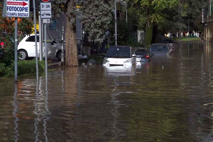 İtalya'da aşırı yağışlar Milano'da su baskınlarına neden oldu - Resim: 2