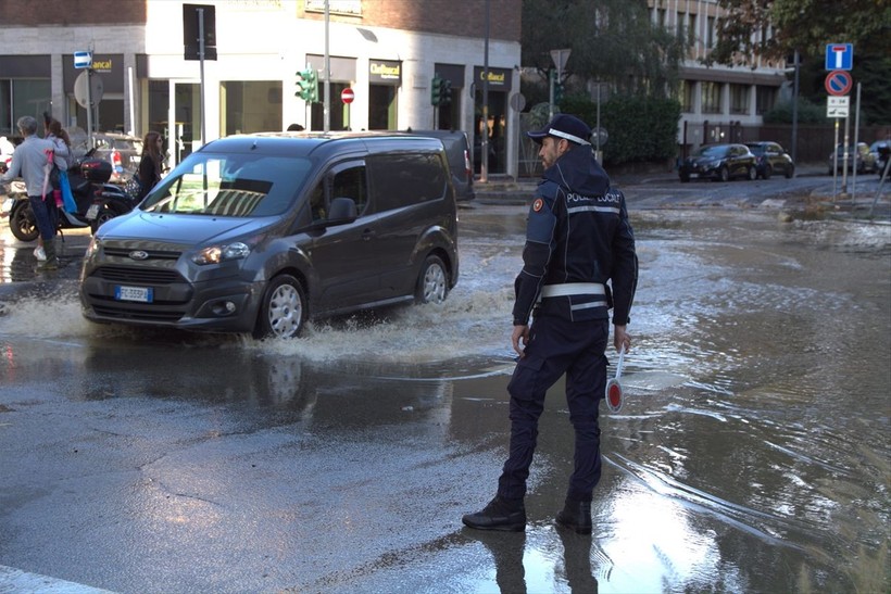 İtalya'da aşırı yağışlar Milano'da su baskınlarına neden oldu - Resim: 4