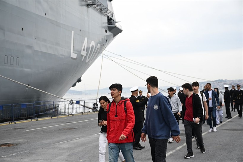 Sarayburnu Limanı'na demirleyen TCG Anadolu gemisi yarın saat 18.00'e kadar ziyaret edilebilecek - Resim: 5