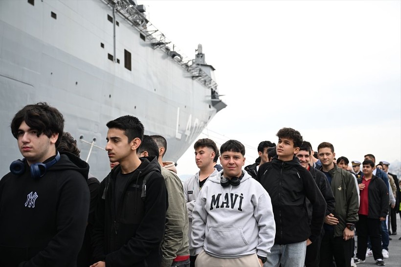 Sarayburnu Limanı'na demirleyen TCG Anadolu gemisi yarın saat 18.00'e kadar ziyaret edilebilecek - Resim: 7