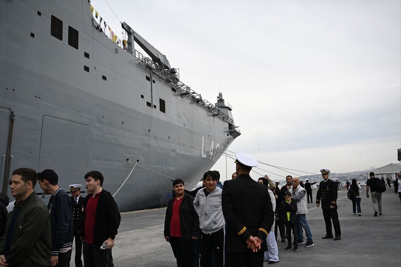 Sarayburnu Limanı'na demirleyen TCG Anadolu gemisi yarın saat 18.00'e kadar ziyaret edilebilecek - Resim: 8