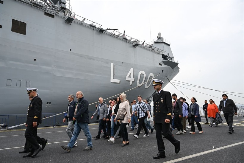 Sarayburnu Limanı'na demirleyen TCG Anadolu gemisi yarın saat 18.00'e kadar ziyaret edilebilecek - Resim: 11