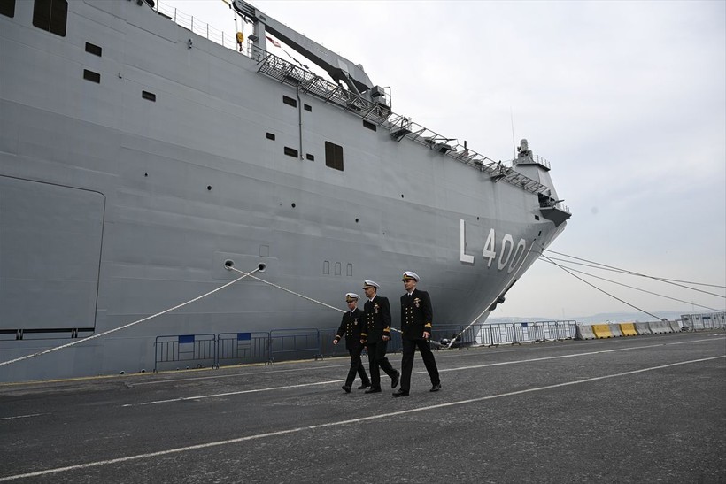 Sarayburnu Limanı'na demirleyen TCG Anadolu gemisi yarın saat 18.00'e kadar ziyaret edilebilecek - Resim: 15
